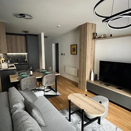Obiteljski Apartman Aron - Korak Do Lifta *